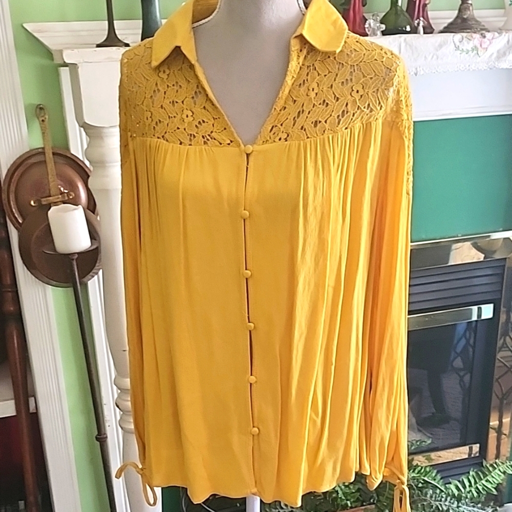 NWT LACEDTOP BUTTON DOWN FRONT TOP